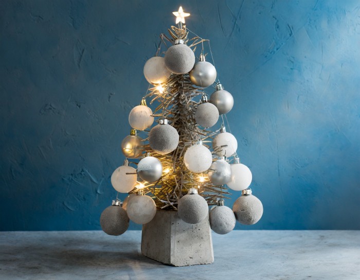 Firefly betonnen kerstboom met betonnen kerstballen en lichtjes, blauwe achtergrond 74524